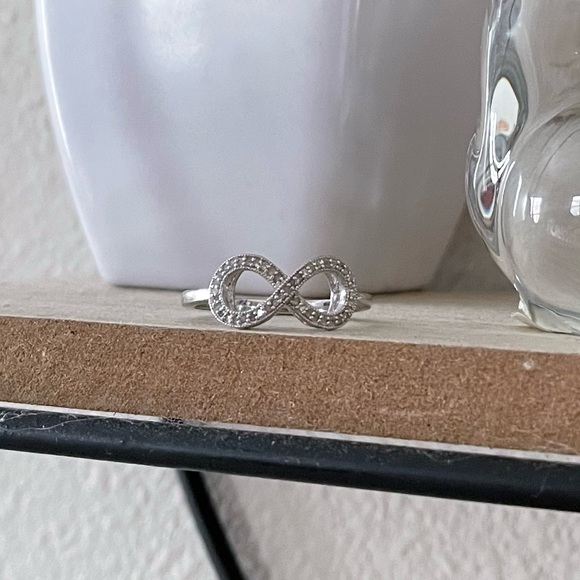 Beautiful Womens White Gold / Sterling Silver Diamond Ring - Picture 6 of 10